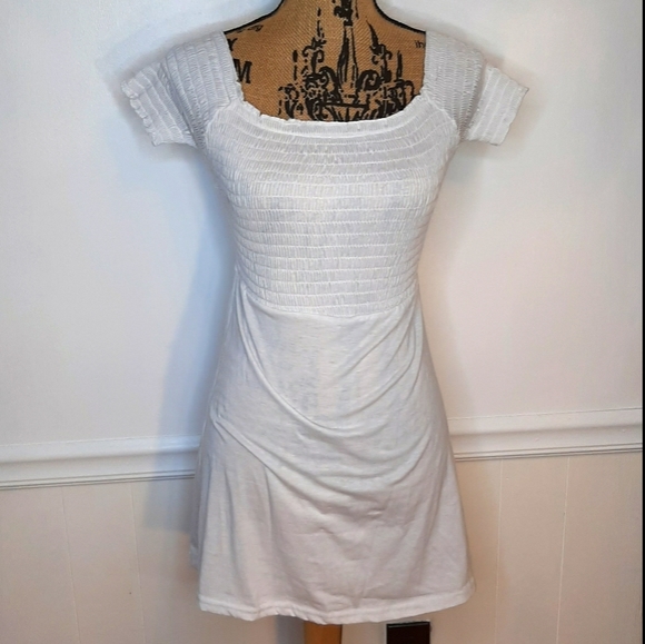 Dresses & Skirts - Cute lightweight white dress. Q7